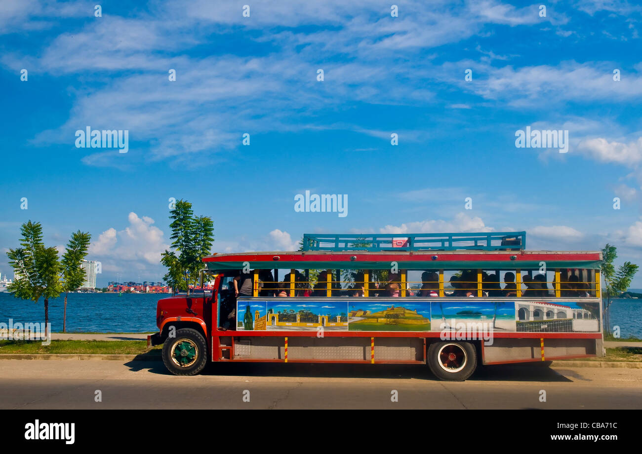 Local Bus colorés à Cartagena de Indias , Colombie Banque D'Images