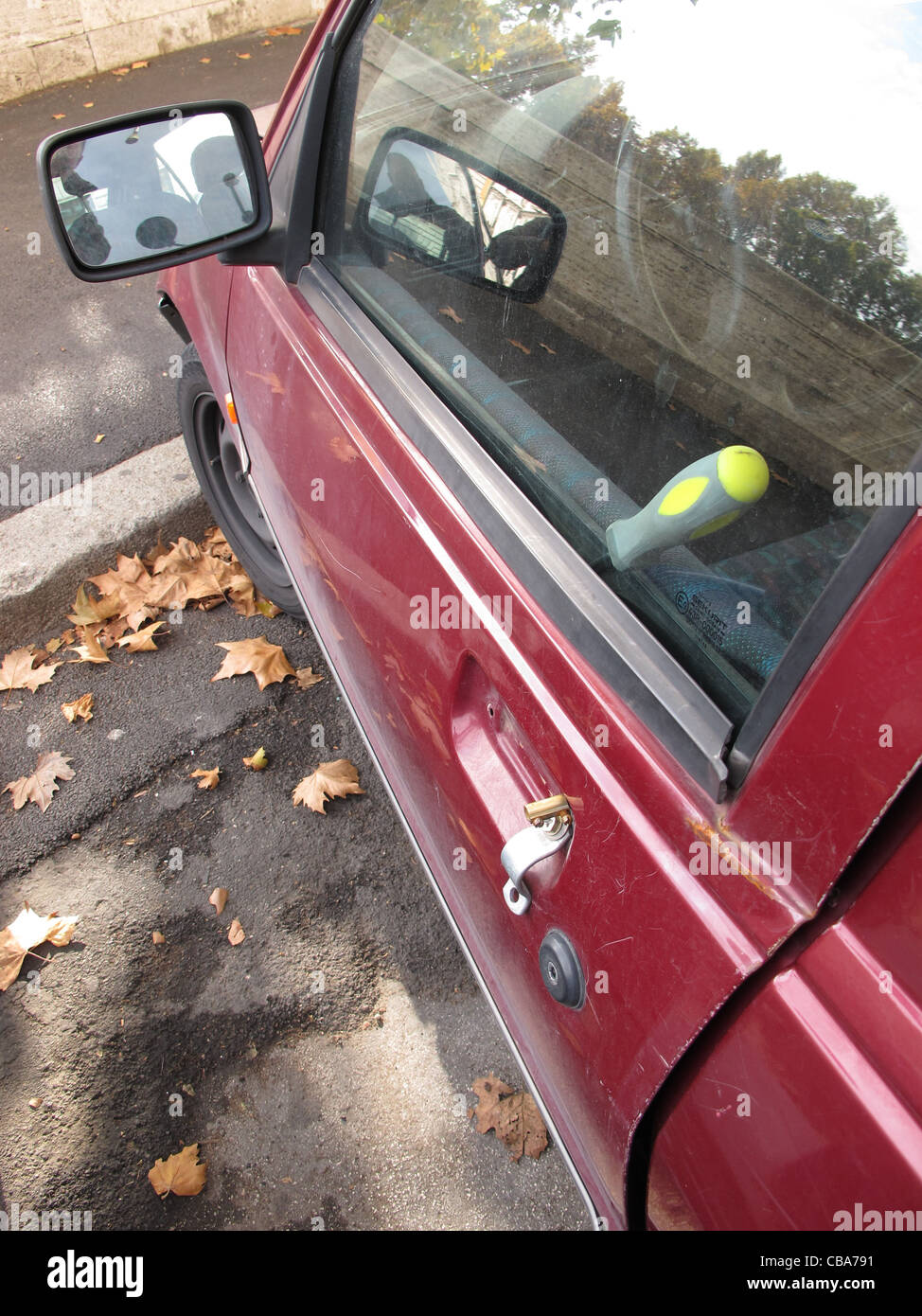 Voiture avec serrure de porte endommagée et tournevis pour fenêtre  réparation Photo Stock - Alamy