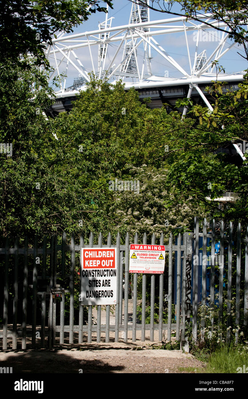 02.05.2011 Aperçu des images pour les Jeux Olympiques de 2012 à Londres. Un panneau d'avertissement à une entrée du chantier de construction, avec une secte Banque D'Images