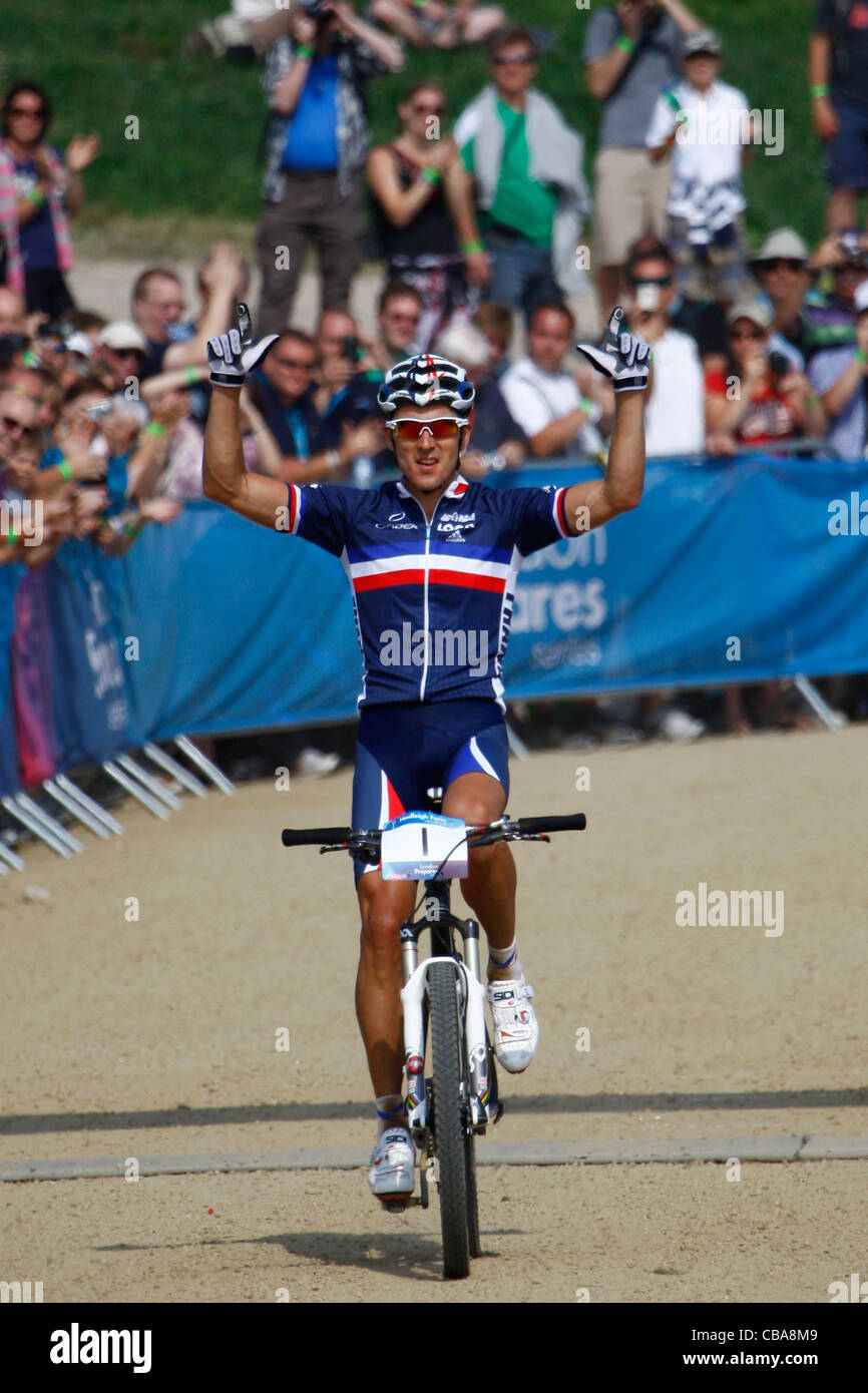 31/07/2011 HADLEIGH, Angleterre, Julien Absalon (FRA) vainqueur de l'Olympique de Londres 2012 prépare le vélo de montagne, a tenu un événement de test Banque D'Images