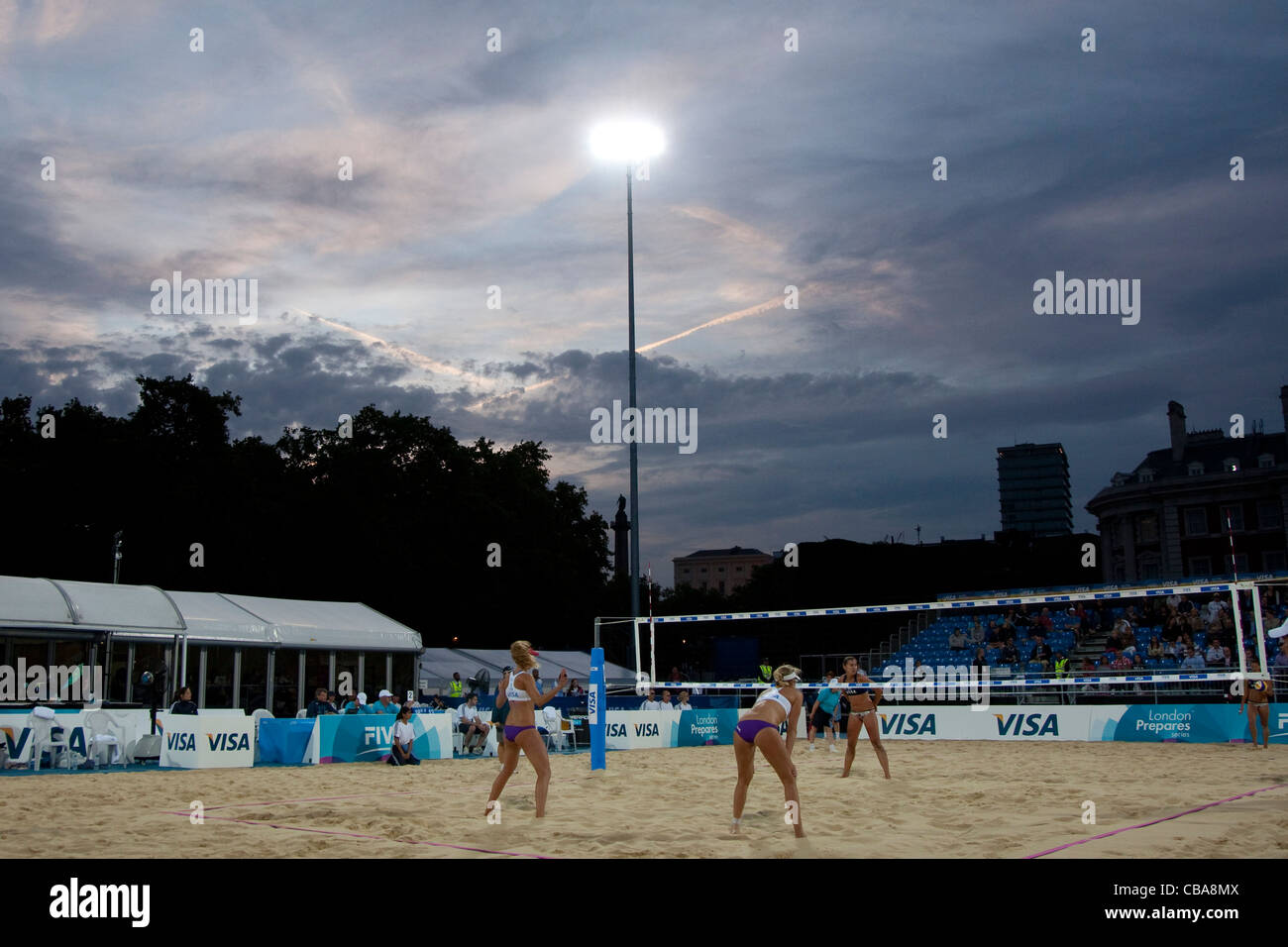 10/08/2011 LONDRES, ANGLETERRE, une vue générale de jouer la nuit au cours de l'International FIVB tournoi de beach volley, une partie de t Banque D'Images