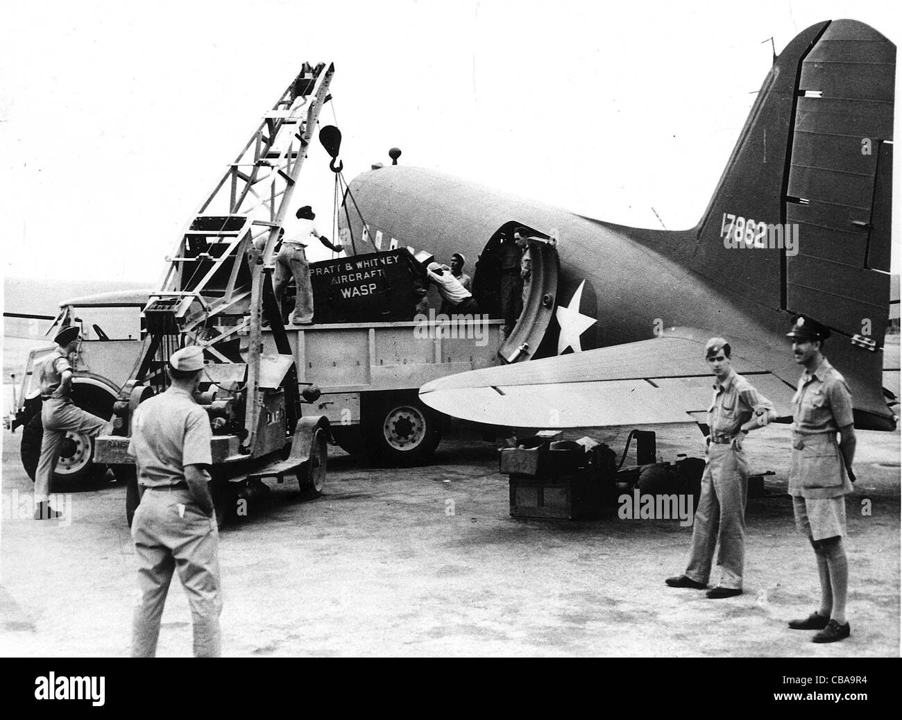 Un avion Dakota C47 est chargé avec les magasins à destination des troupes américaines. Banque D'Images