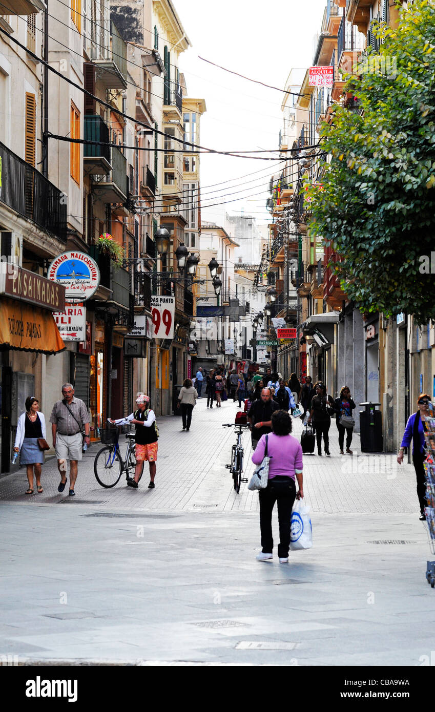 Les gens de shopping à Palma, Majorque. Banque D'Images