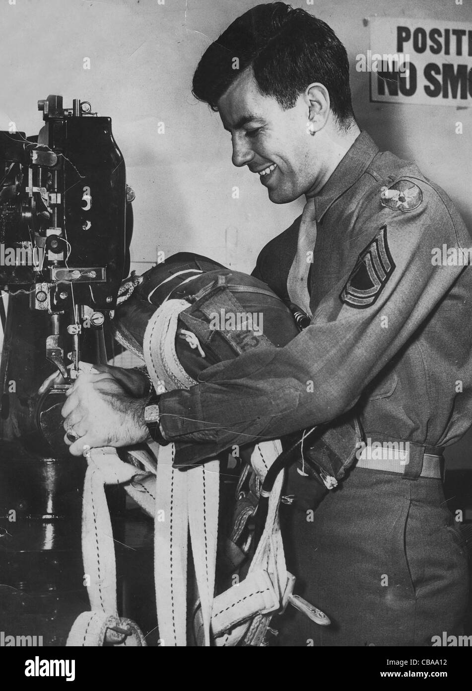 Un technicien de la USAAF répare un harnais de parachute pendant WW11 Banque D'Images