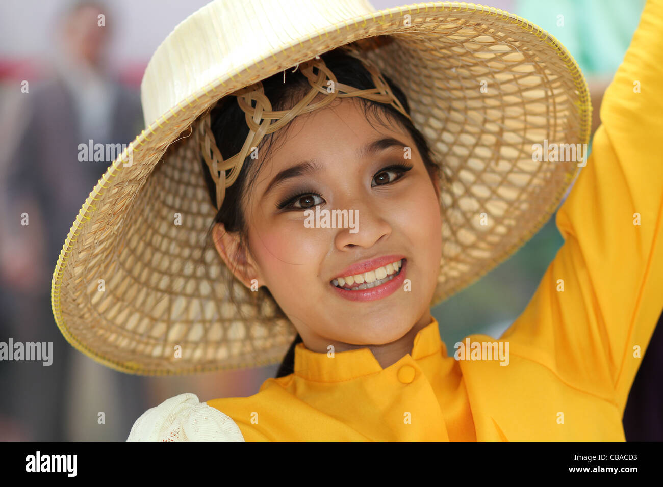 Un Thai girl wearing costume traditionnel et vannerie hat Banque D'Images