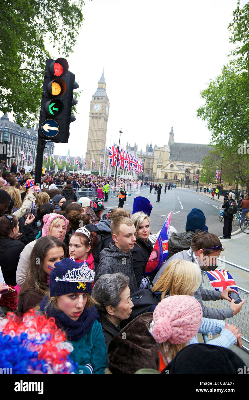 Les spectateurs à l'extérieur de l'abbaye de Westminster à 06,55 heures, le mariage du Prince William à Kate Middleton, le 29 avril 2011, Londres, Angleterre Banque D'Images