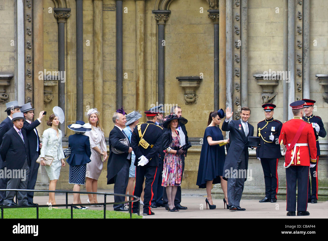 David et Victoria Beckham arrivant en dehors de l'abbaye de Westminster pour le mariage du Prince William à Kate Middleton Banque D'Images