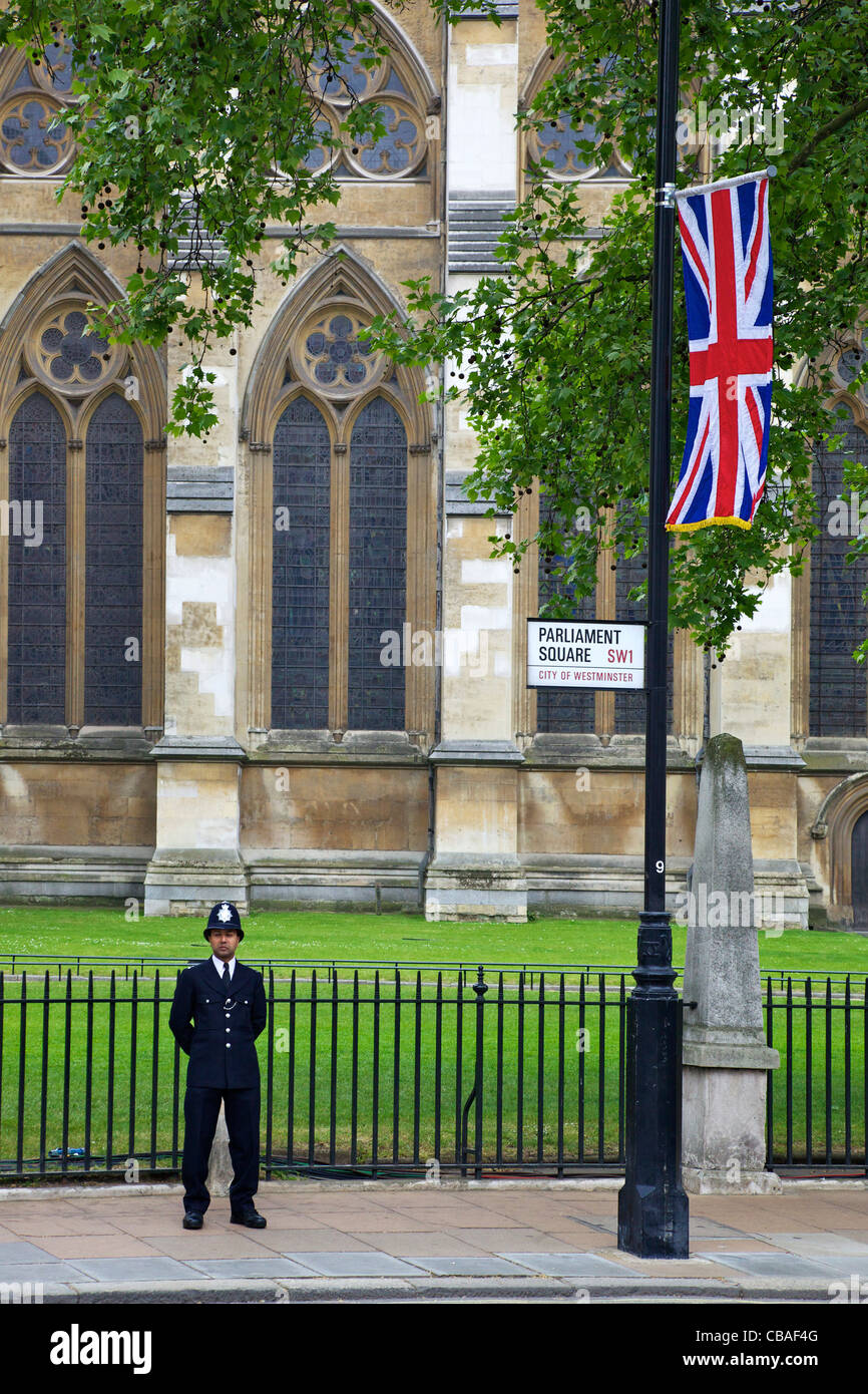 Agent de police à la place du Parlement qui monte la garde à l'extérieur de l'abbaye de Westminster pendant le mariage du Prince William à Kate Middl Banque D'Images