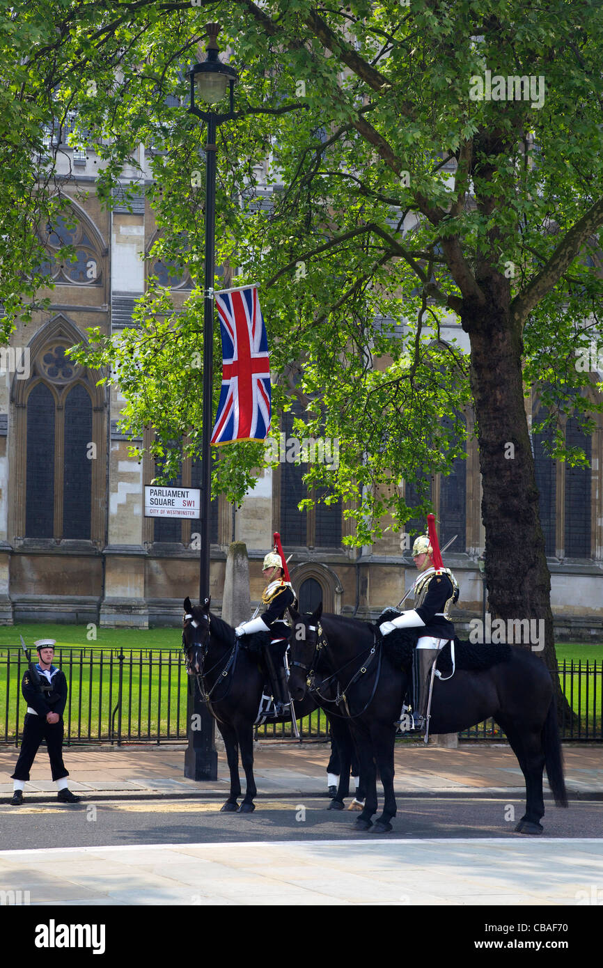 Household Cavalry régiment monté Horse Guards à l'extérieur de l'abbaye de Westminster, le mariage du Prince William à Kate Middleton, Banque D'Images