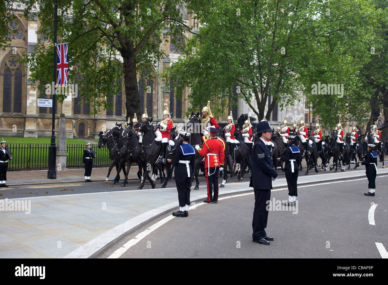Household Cavalry régiment monté Horse Guards à l'extérieur de l'abbaye de Westminster, British Royal Navy London Metropolitan Police Banque D'Images