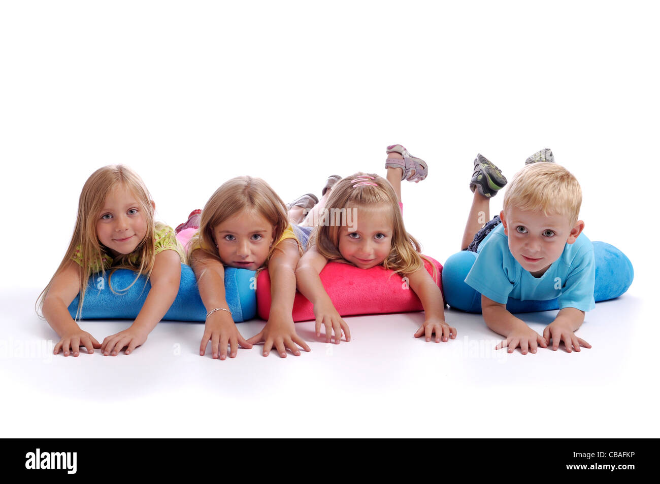 Quatre enfants se trouvant sur le plancher Banque D'Images