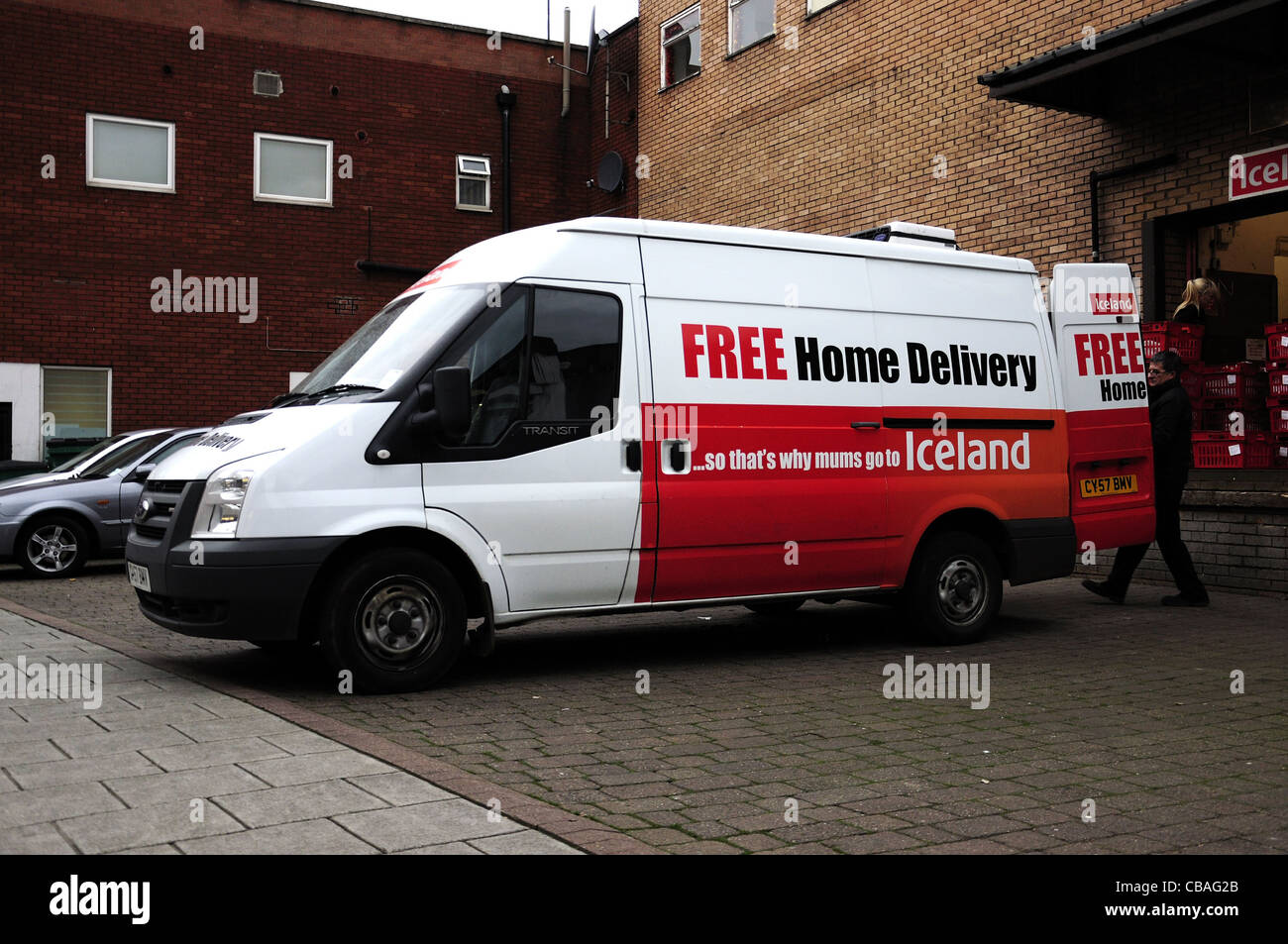 Islande home delivery van en cours de chargement à l'arrière du store Banque D'Images