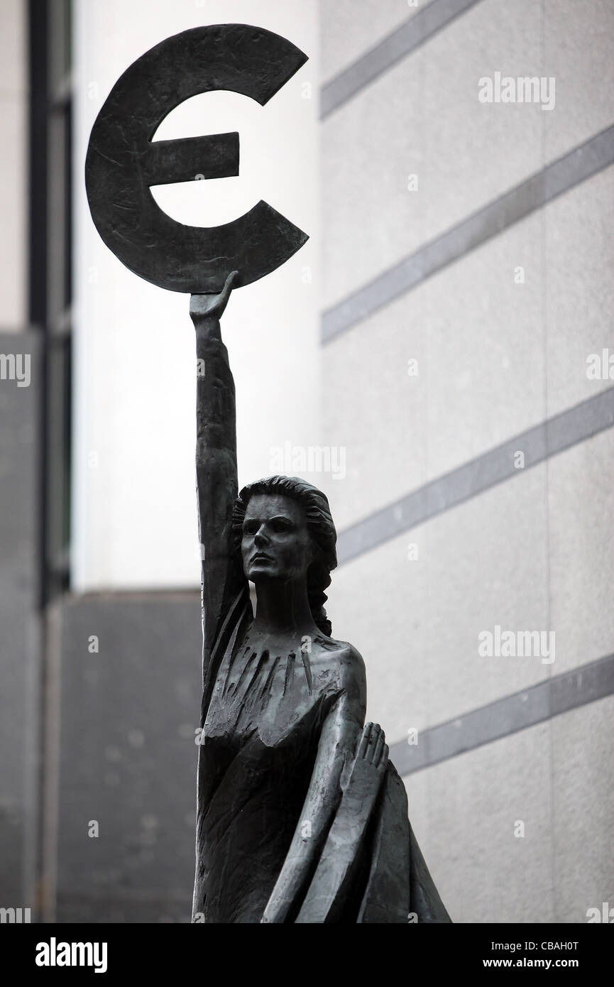 L 'Europe' sculpture se trouve à l'extérieur du bâtiment du Parlement européen à Bruxelles, Belgique. Banque D'Images