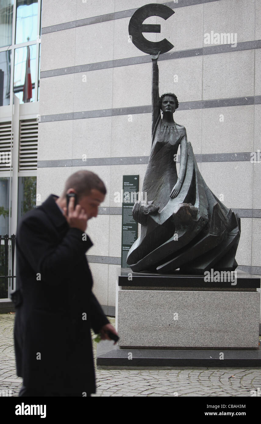 L 'Europe' sculpture se trouve à l'extérieur du bâtiment du Parlement européen à Bruxelles, Belgique. Banque D'Images