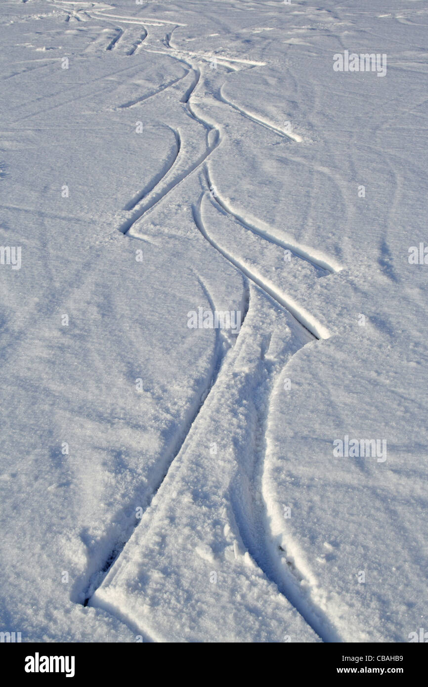 Des traces de patiner sur la neige, hiver Banque D'Images