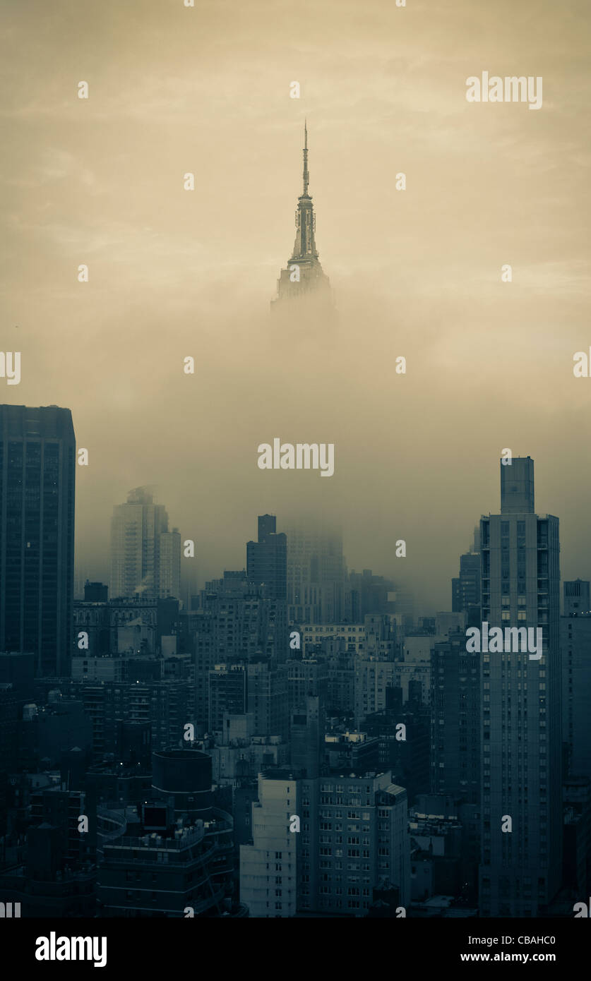 Empire state building dans le brouillard. New York City Banque D'Images