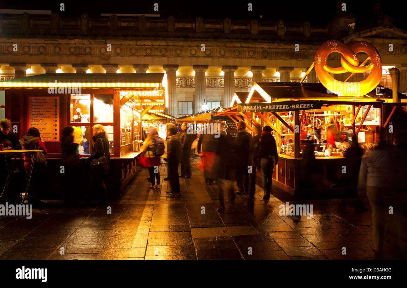 Marché de Noël traditionnel allemand d'Édimbourg, le monticule Ecosse UK Europe Banque D'Images