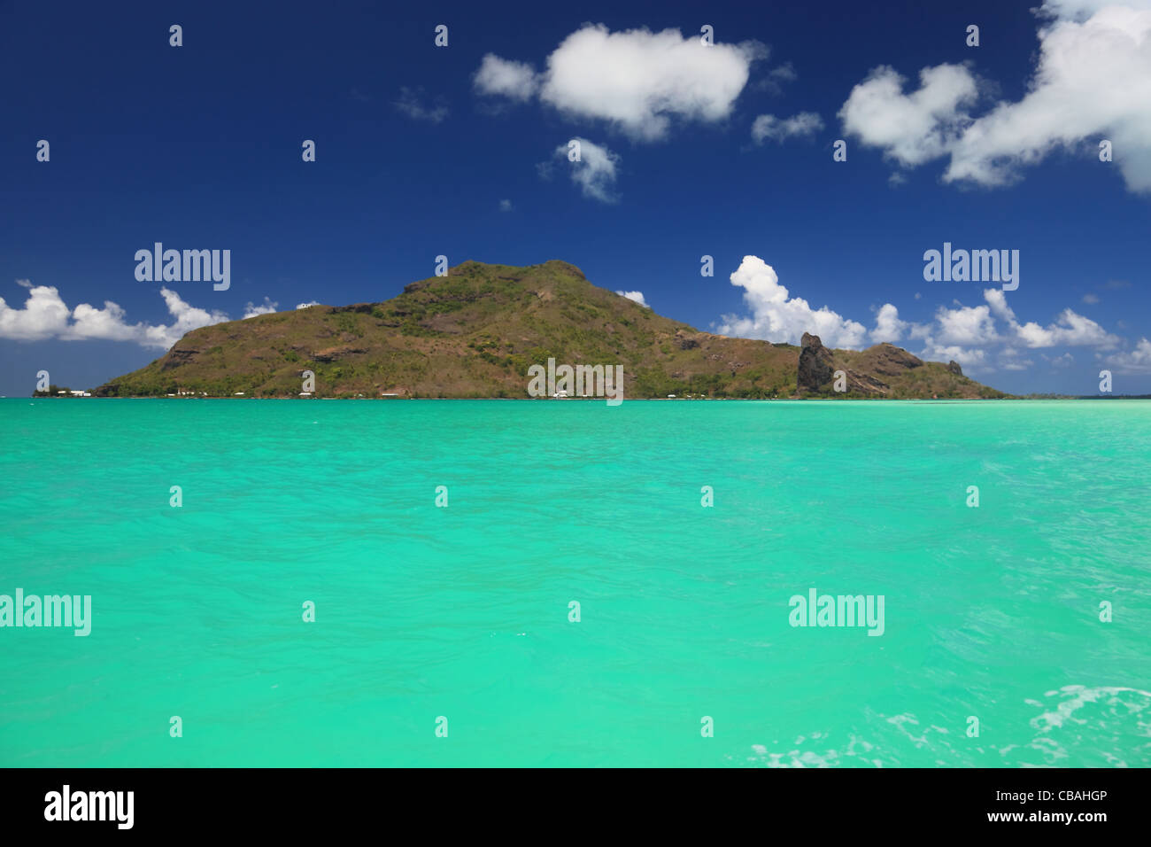 Couleurs oniriques de la lagune de Maupiti, Polynésie française. La vue de Maupiti Island en arrière-plan Banque D'Images