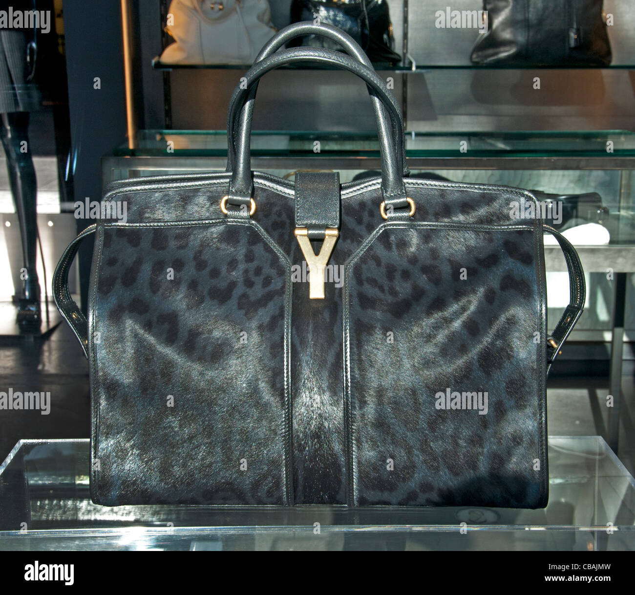 Yves saint laurent bag Banque de photographies et d'images à haute  résolution - Alamy