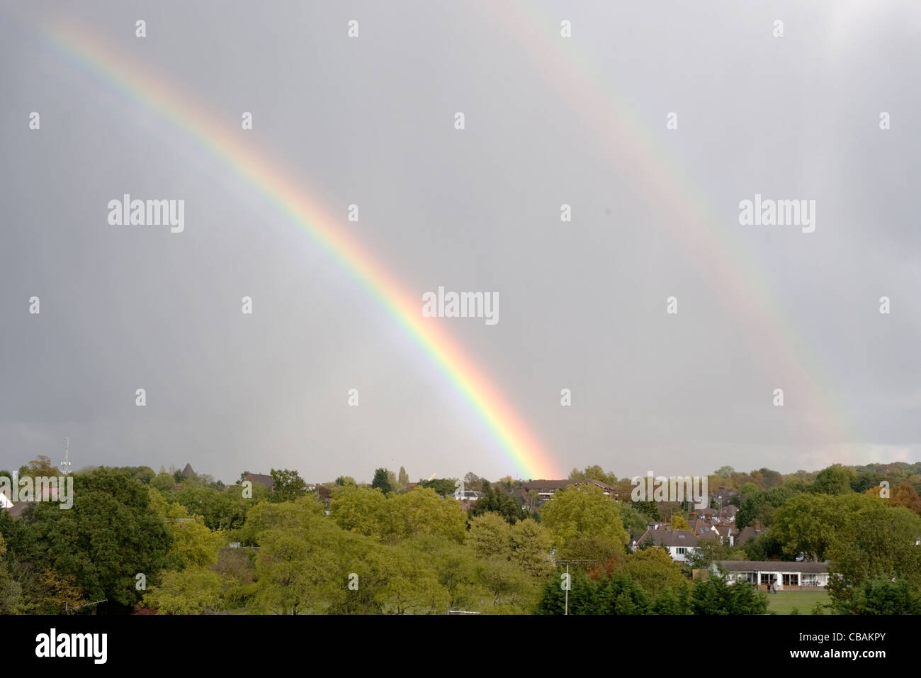 Deux ou double arc-en-ciel sur Hampstead Londres gris ciel gris jour d'automne Banque D'Images