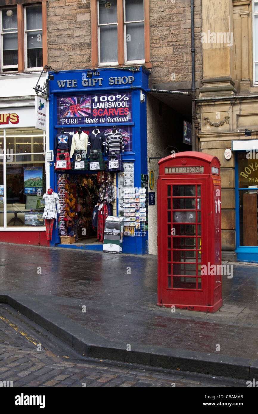 Boîte de téléphone rouge à l'extérieur d'une boutique de cadeaux sur le Royal Mile, Édimbourg, Écosse. Banque D'Images