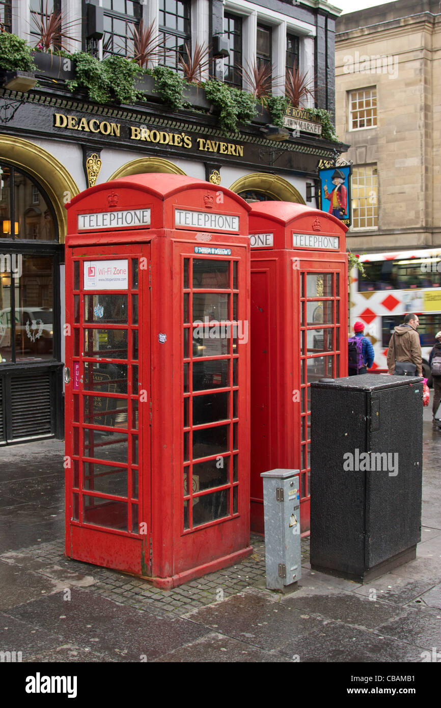 Deux cabines téléphoniques rouges à l'extérieur de Deacon Brodie's Tavern, The Royal Mile, Édimbourg, Écosse. Banque D'Images