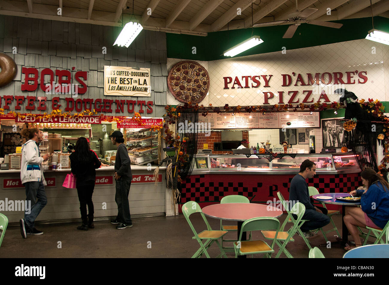 La cour alimentaire Grove Farmers Market retail entertainment shopping mall Los Angeles California United States Banque D'Images