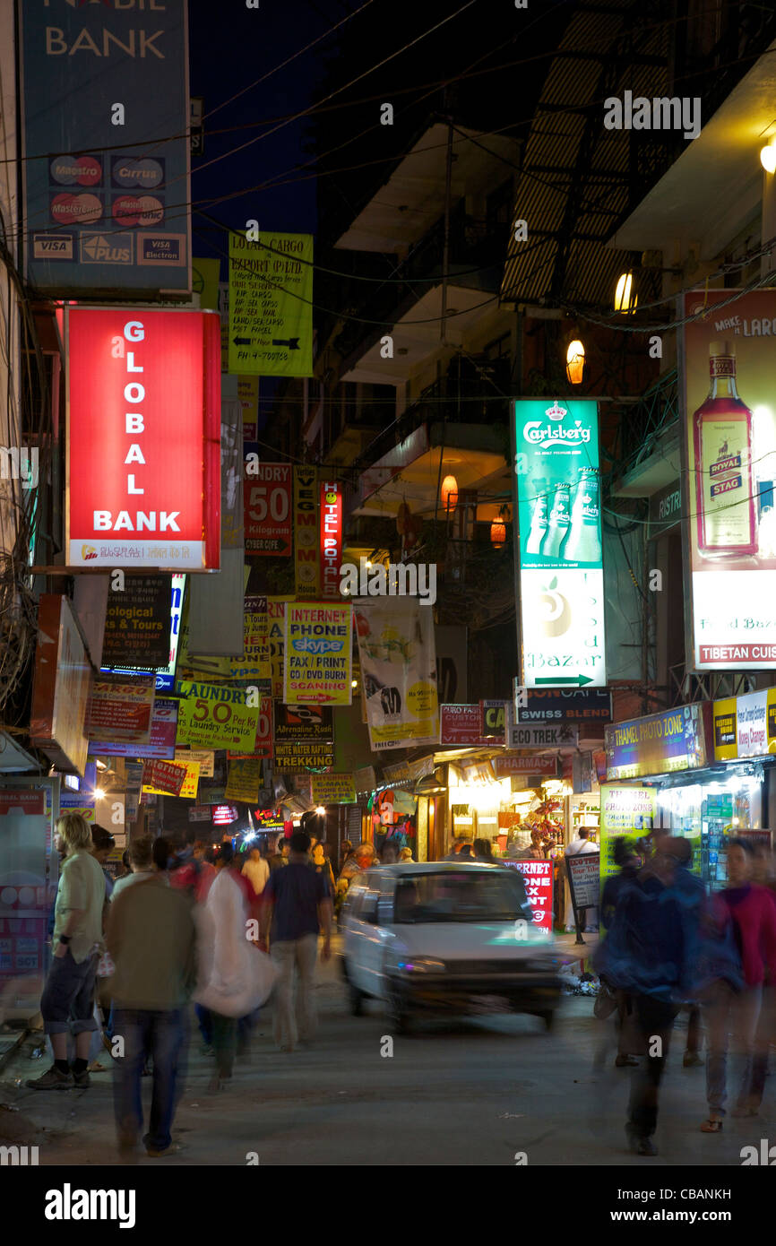 Les piétons et les voitures dans les rues de Thamel de nuit, Katmandou, Népal, Asie Banque D'Images