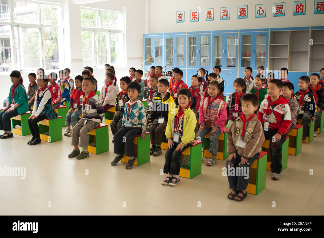Les enfants fréquentent l'école primaire en classe, Village de Huaxi, Jiangsu, Chine Banque D'Images