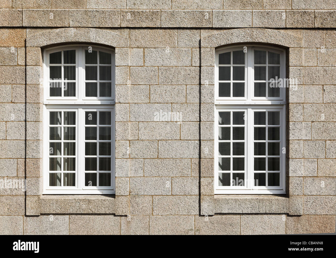 Deux fenêtres dans une grande maison ancienne Banque D'Images