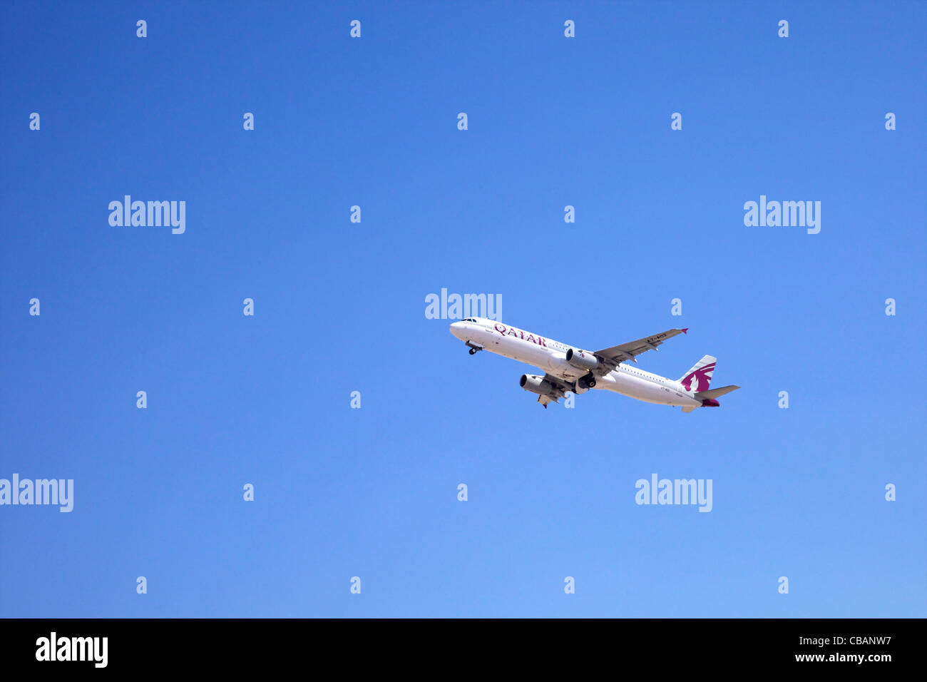 Avion de Qatar Airbus A330 en vol peu après le décollage de l'Aéroport International de Doha Banque D'Images