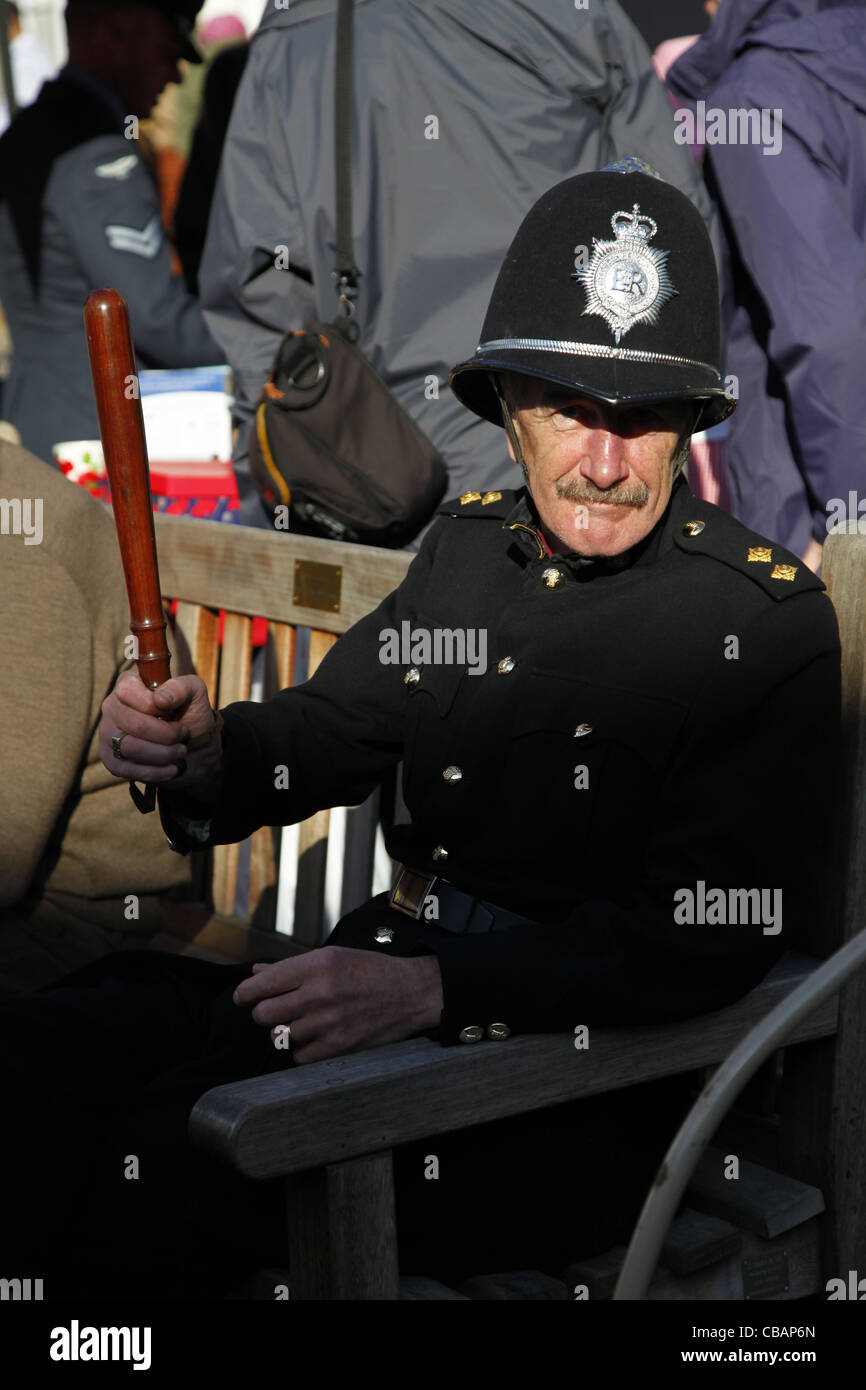 1940 Policier AVEC MATRAQUE PICKERING NORTH YORKSHIRE 15 Octobre 2011 Banque D'Images