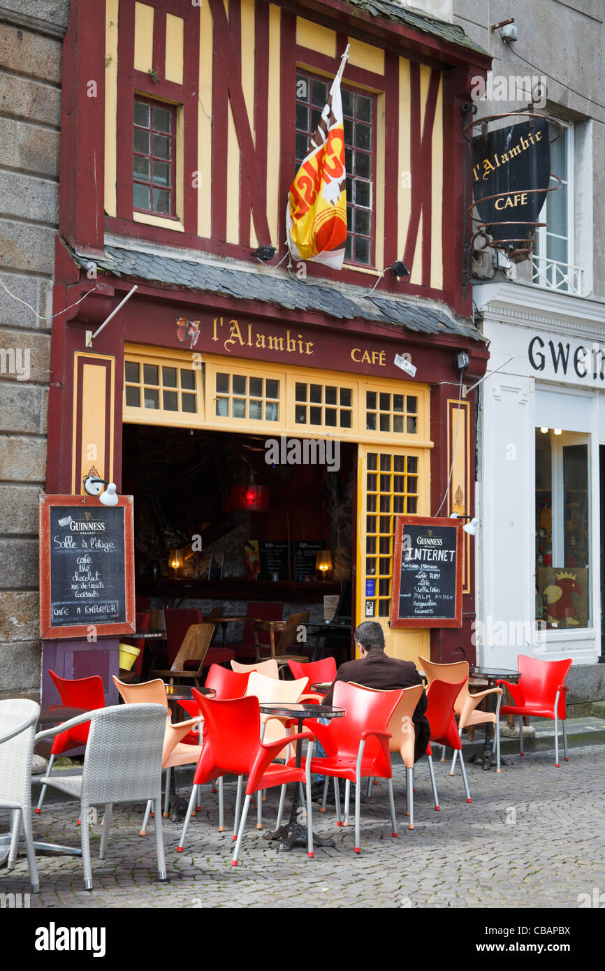 Café bar français à Saint-Malo, Bretagne, France Banque D'Images