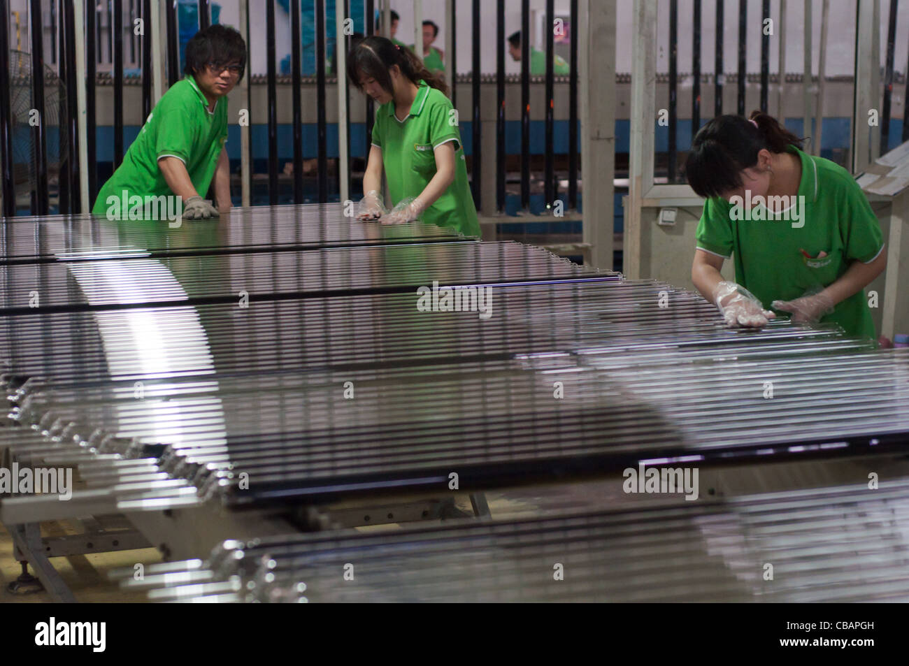 Travailleurs de Himin Solar Corporation, un chef de file chinois dans la production de chauffe-eau solaires. China Solar Valley, Dezhou, Shandong, Chine Banque D'Images