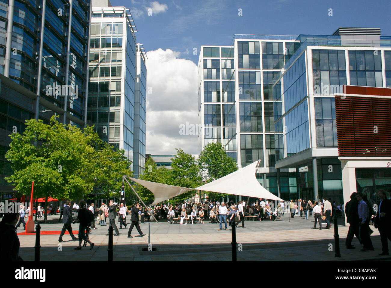 Les travailleurs de la ville de Londres d'avoir un peu de temps en dehors de leur heure de dîner, de manger au soleil, profitant de l'air frais. Banque D'Images
