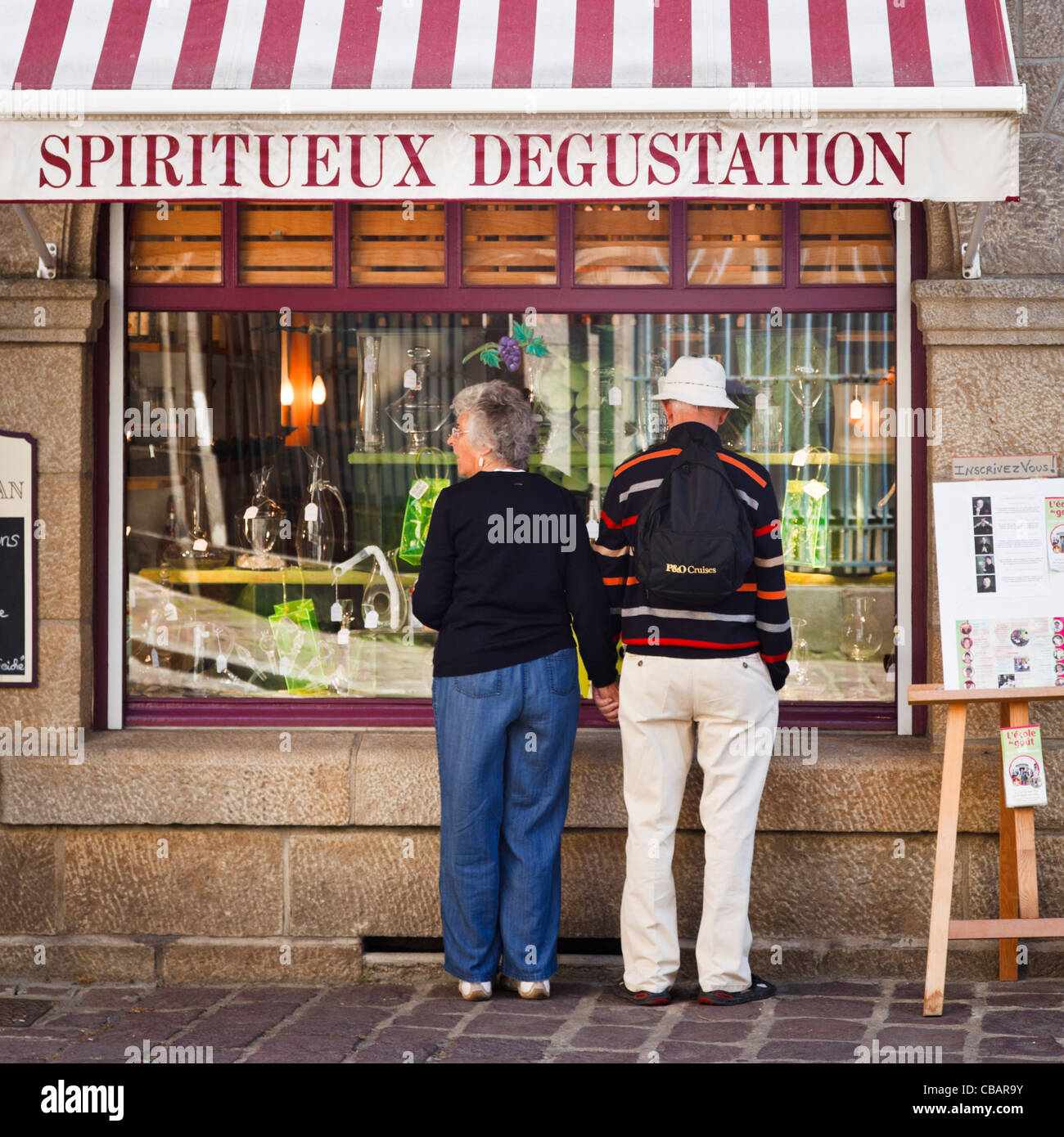 Fenêtre Personnes shopping en France lors d'un atelier de négociants en vin, St Malo, Bretagne, France Banque D'Images