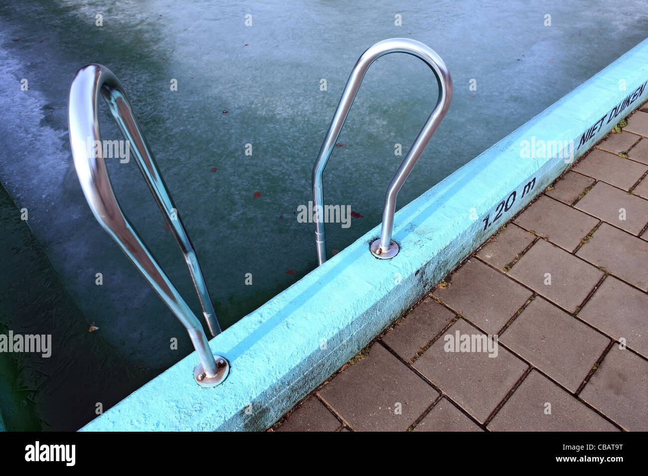 Escaliers de piscine de plein air en hiver Banque D'Images