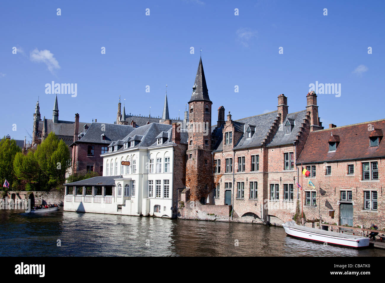 Une excursion en bateau du canal passant certains bâtiments médiévaux à Bruges, Belgique Banque D'Images