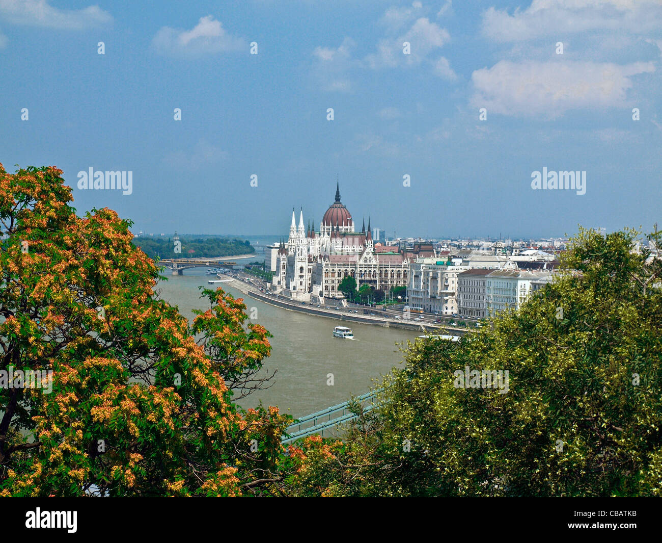 Le Danube et le Parlement hongrois comme vu de la colline du château de Budapest, Hongrie Banque D'Images