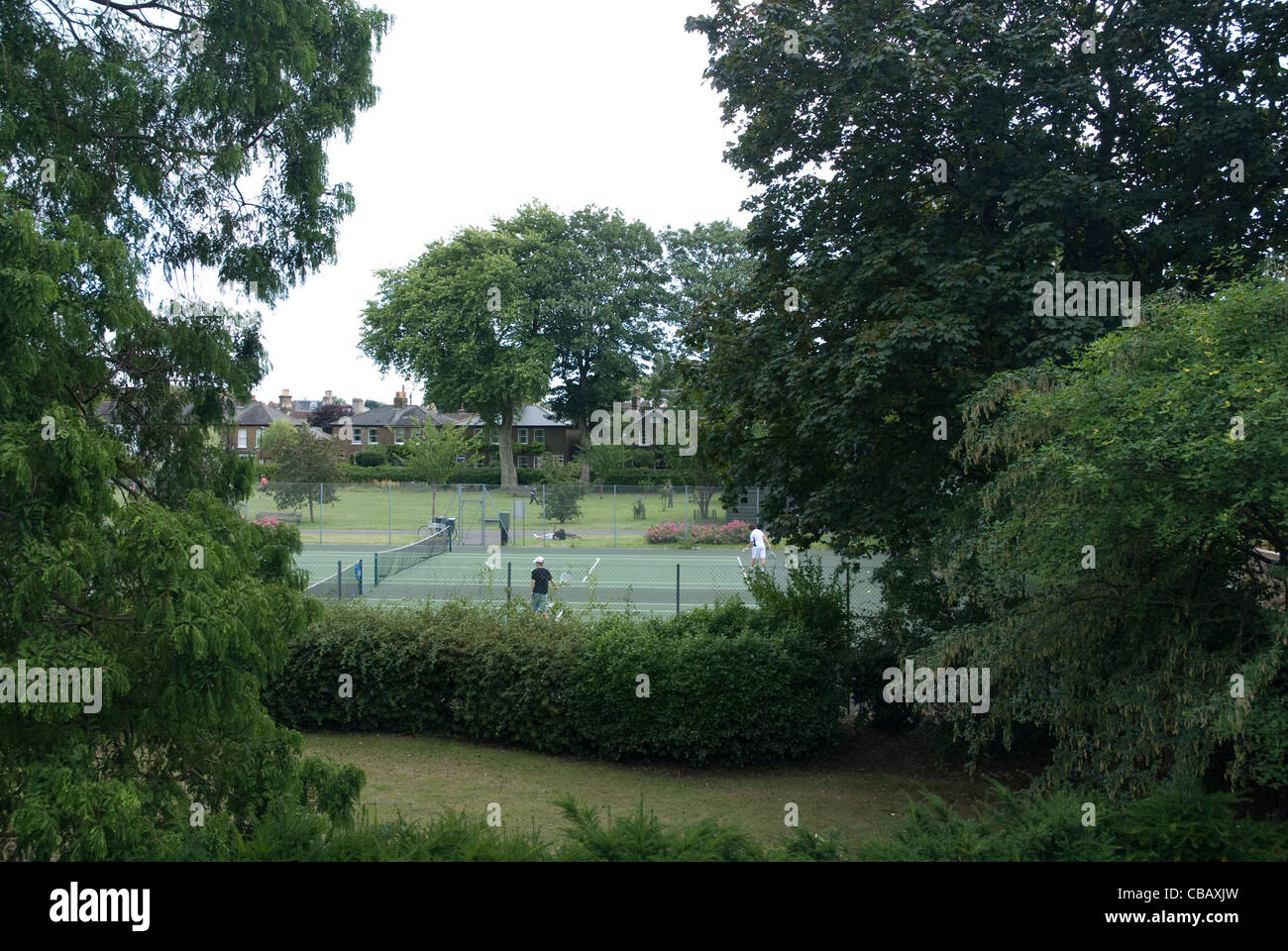 Deux joueurs de tennis sur les courts de tennis Kew Bridge, à l'ouest de Londres Angleterre Royaume-Uni Banque D'Images