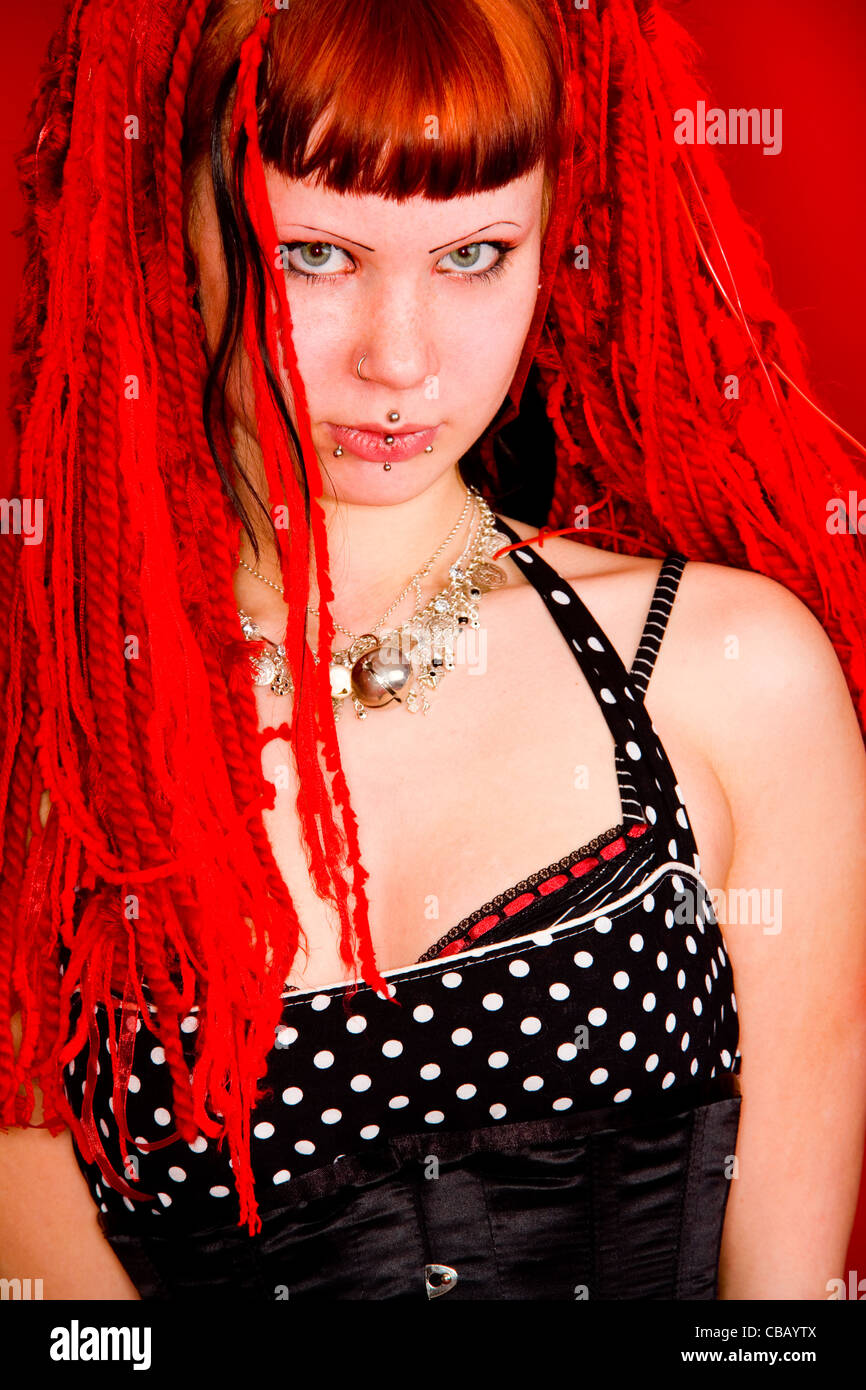 Fille gothique avec des dreadlocks, longs cheveux rouge Photo Stock - Alamy