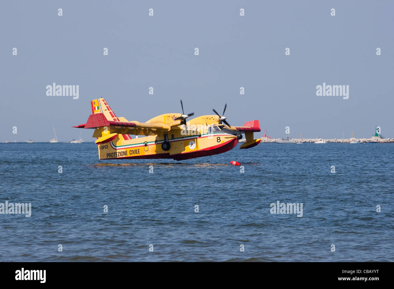 Un Canadair 415 en action lors d'un meeting aérien Banque D'Images