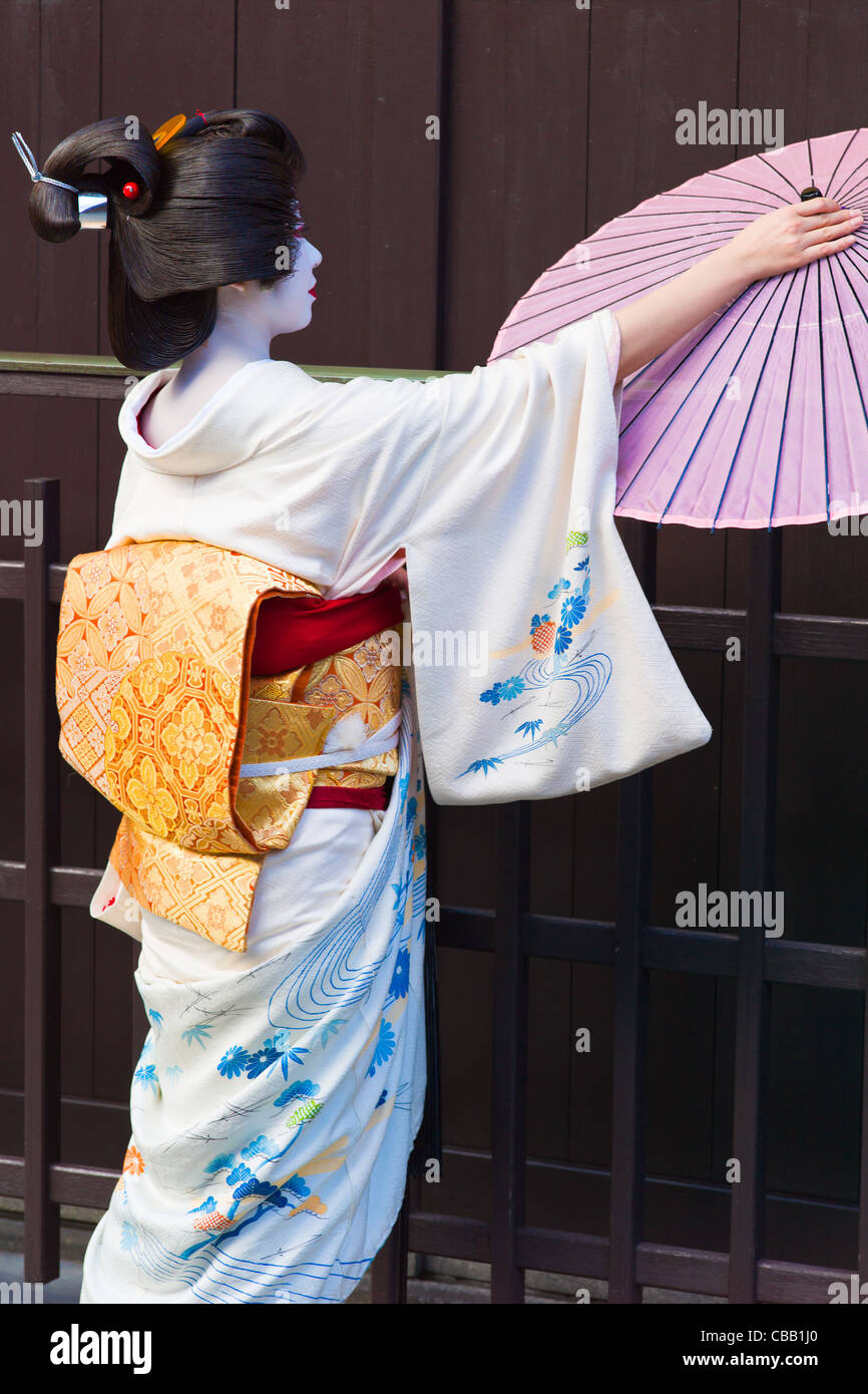 Une geiko et son parapluie mauve Photo Stock - Alamy