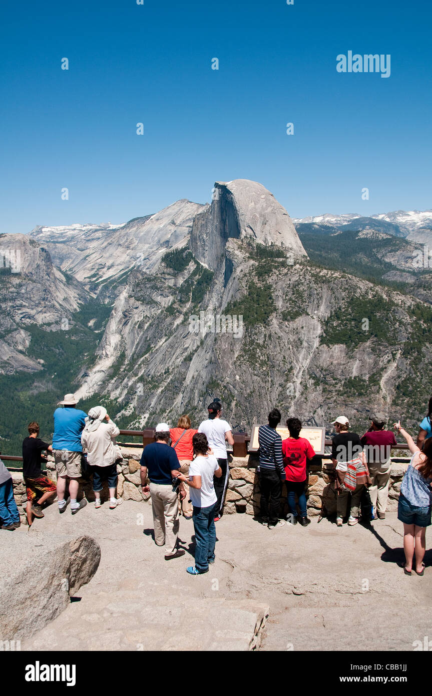 Les touristes et Demi Dôme de Glacier Point pierre de granit du Parc National Yosemite en Californie Banque D'Images