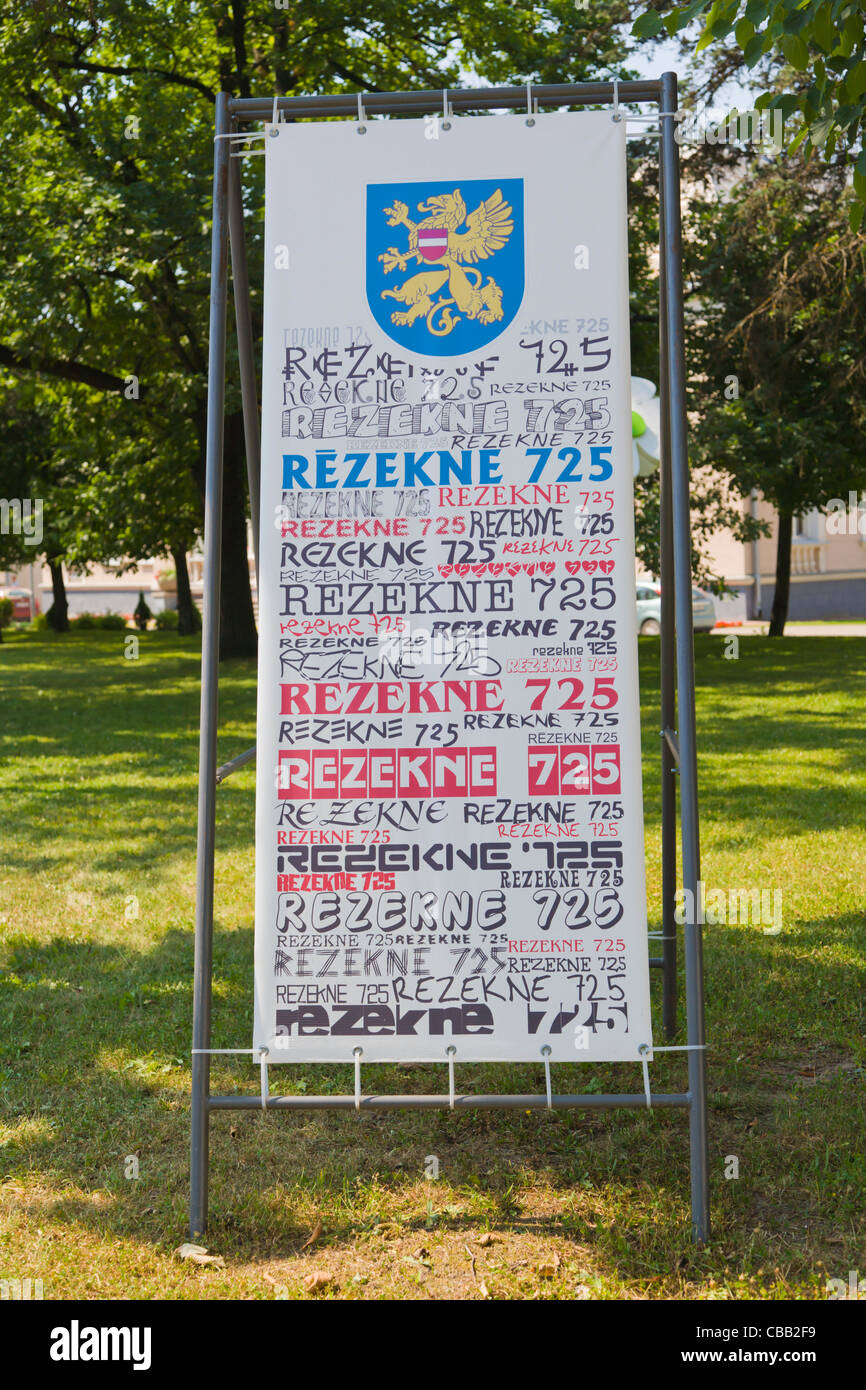 À l'affiche 725 ans de la ville de Rezekne, Atbrivosanas Atbrivosanas Aleja, Avenue, Rezekne, Latgale, la Lettonie Banque D'Images