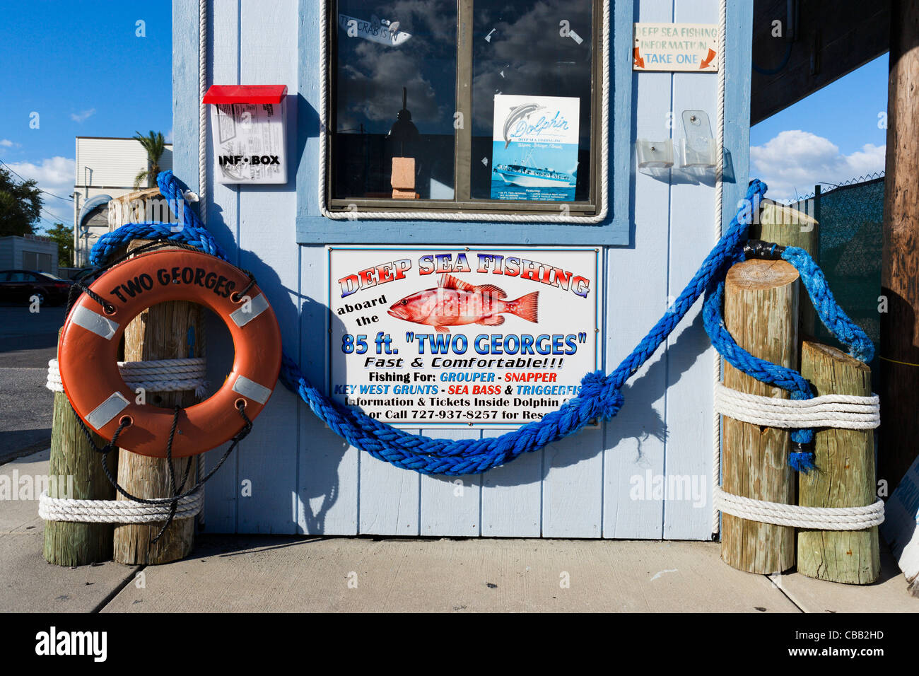 Kiosque pour des excursions de pêche en haute mer sur l'éponge sur les quais, pompano, la Côte du Golfe, Florida, USA Banque D'Images