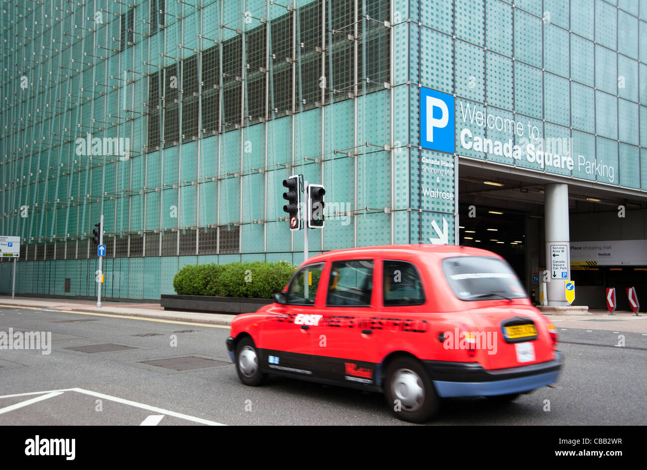 Le taxi rouge en face du Canada Square à Canary Wharf, London, UK Banque D'Images