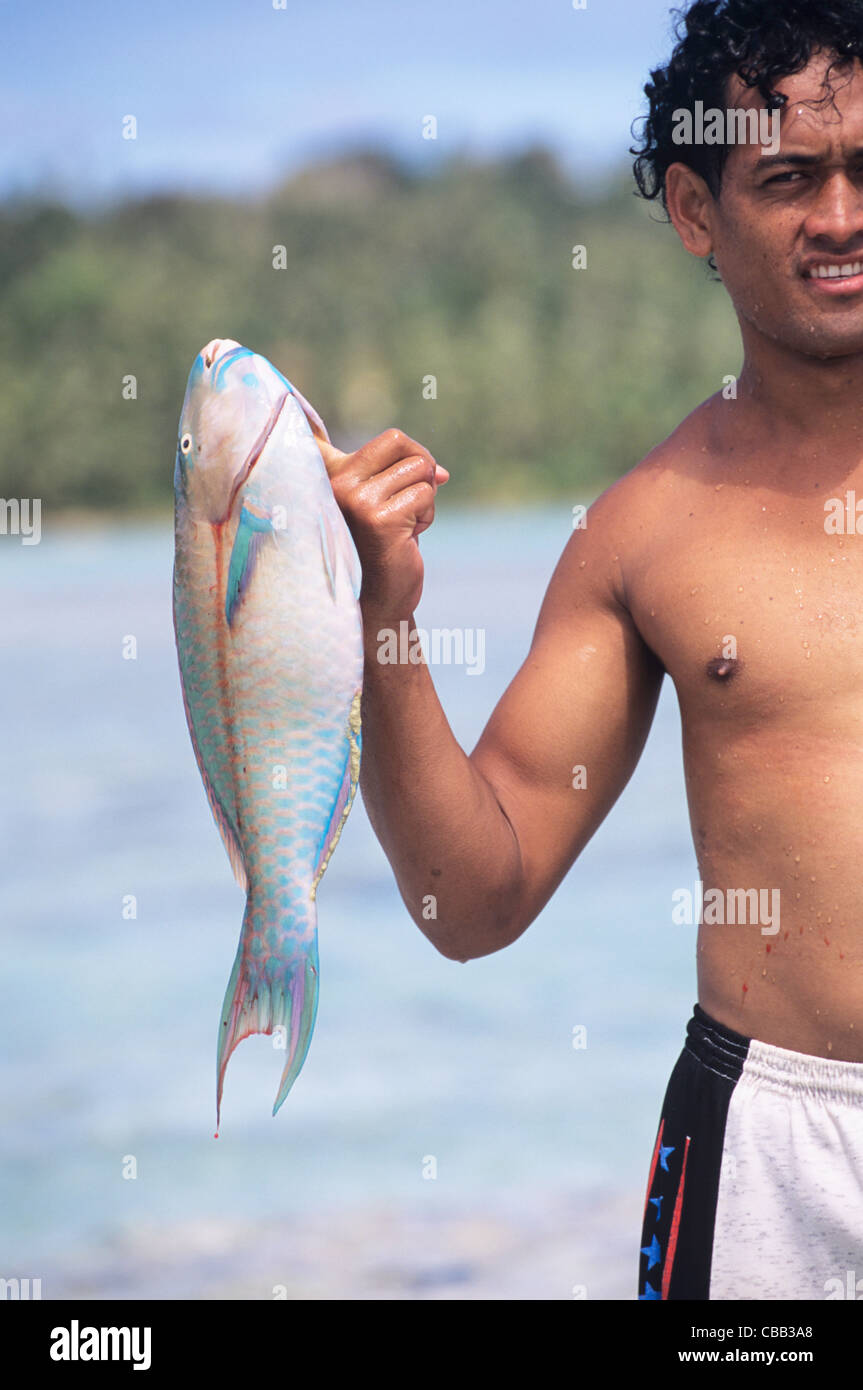 Les Îles Cook, l'océan Pacifique Sud, Aitutaki, pêcheur et capture net Banque D'Images