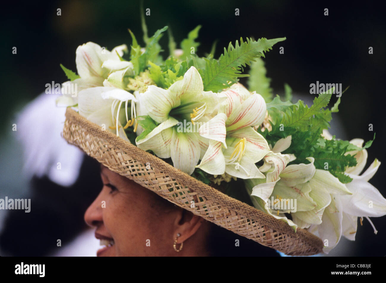 Les Îles Cook, Kūki 'Āirani, Océan Pacifique Sud, Rarotonga, native de l'île porter à l'église locale célébration lei Banque D'Images