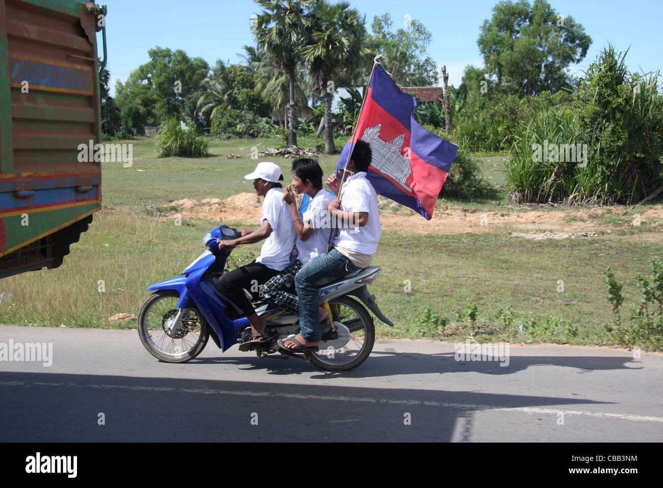 Rassemblement politique à Siem Reap, Cambodge (remarque le gars tenant le drapeau ne peut pas voir où il va) Banque D'Images
